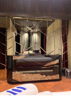 7 bedrooms, WiFi, bed sheets