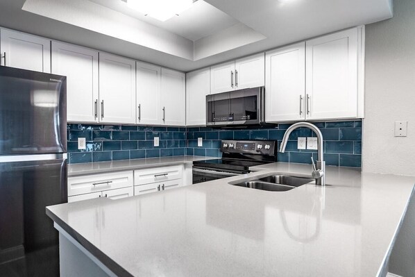 冷蔵庫、電子レンジ、オーブン、コンロ