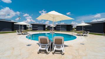 Kauden mukainen ulkouima-allas avoinna 9.00–19.00, aurinkotuoleja