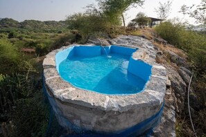 Vandfald i poolen