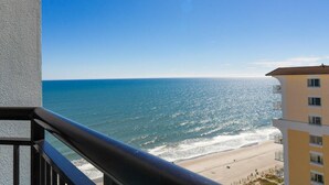 Un balcone con vista sull'oceano e sulla spiaggia.