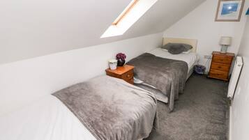 2 kamar tidur dan didekorasi berbeda-beda