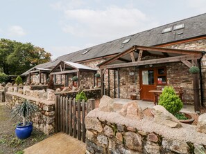 Outdoor dining - Barn 2 (Swansea)
