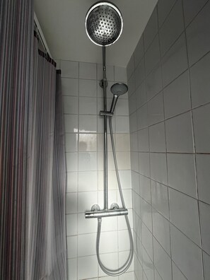 Hair dryer, towels, soap, shampoo - Gorgeous one bedroom flat near Brick Lane! (London)