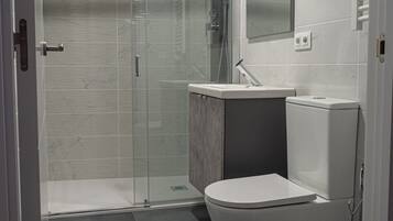 Douche, sèche-cheveux, bidet, serviettes fournies