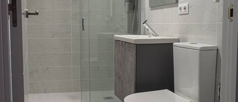 Shower, hair dryer, bidet, towels