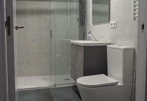 Dusch, hårtork, bidé och handdukar