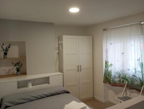 1 dormitorio, cuna de viaje, wifi gratis y ropa de cama