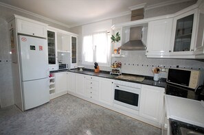 Kylskåp, mikrovågsugn, ugn och spishäll