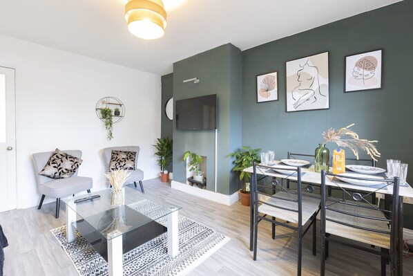 Interior - Cosy Large House, FREE Parking, Wifi, Near City Centre (Osmondthorpe)