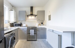 Fridge, microwave, oven, stovetop - Cosy Large House, FREE Parking, Wifi, Near City Centre (Osmondthorpe)