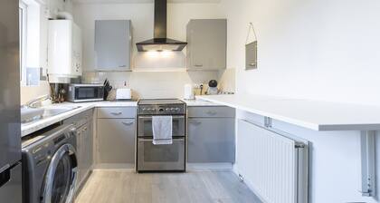 Cosy Large House, FREE Parking, Wifi, Near City Centre