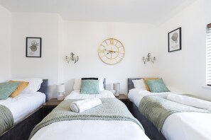 3 bedrooms, desk, iron/ironing board, WiFi - Cosy Large House, FREE Parking, Wifi, Near City Centre (Osmondthorpe)