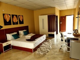 1 habitación, decoración personalizada, muebles diferentes y escritorio