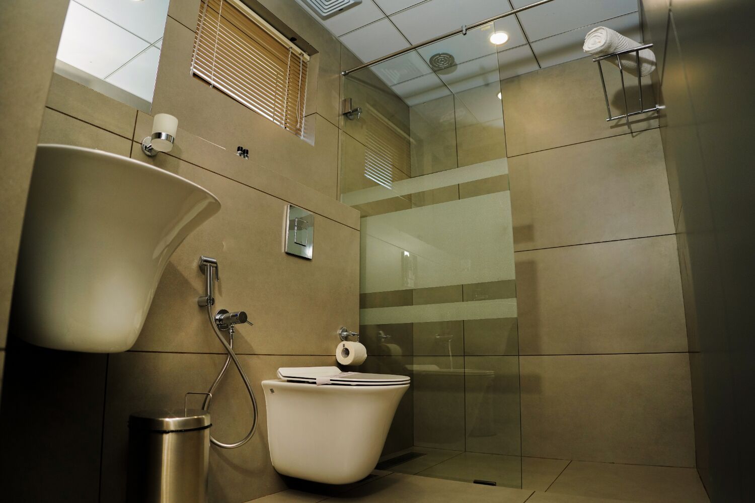Un baño moderno con lavabo, inodoro y ducha.