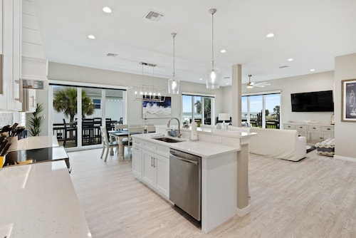 Ocean & River View Pool Home / Close to Amenities / 6635T