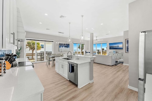 Ocean & River View Pool Home / Close to Amenities / 6635T