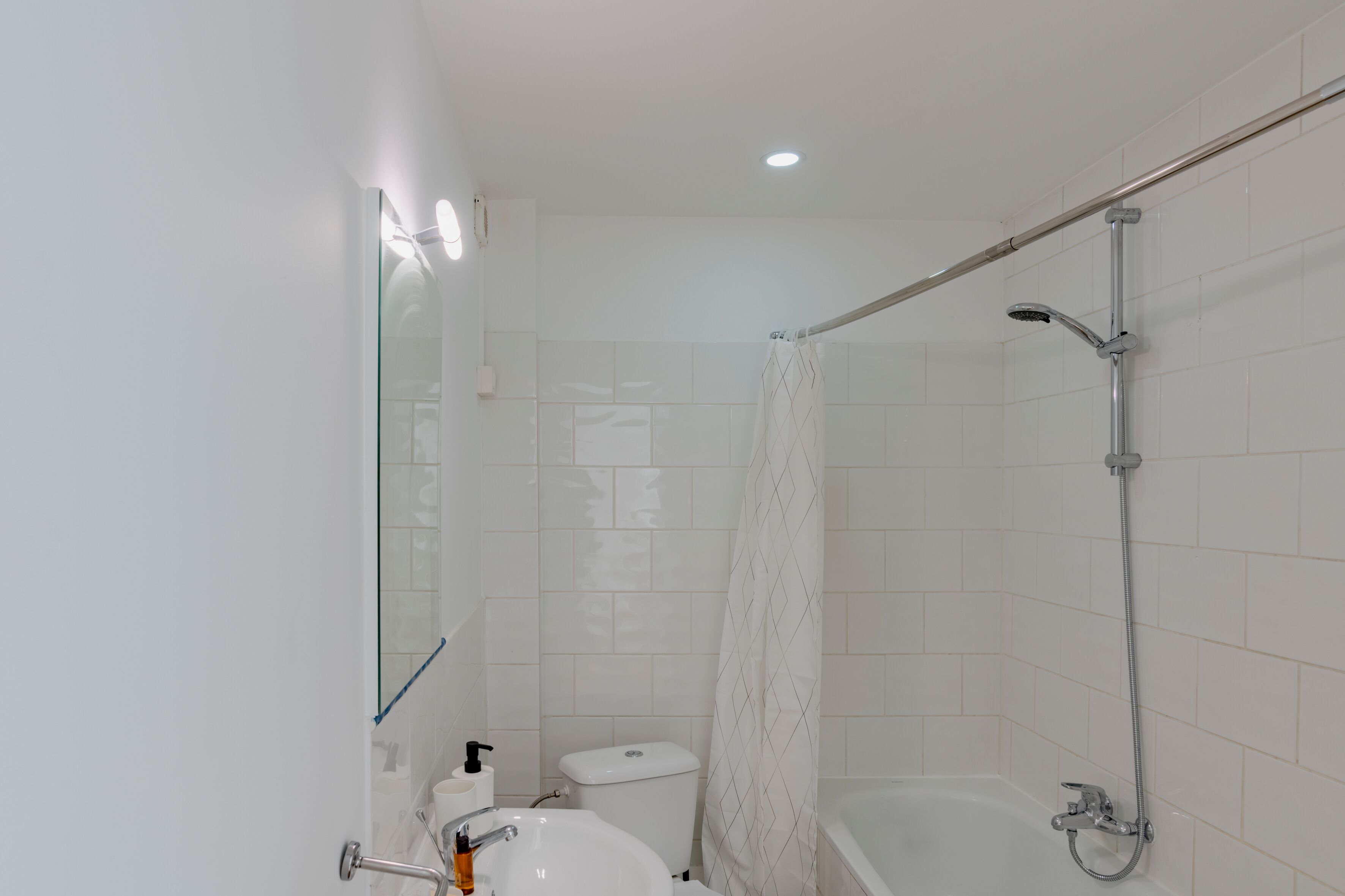 Une salle de bain moderne équipée de toilettes, d’un lavabo et d’une douche.