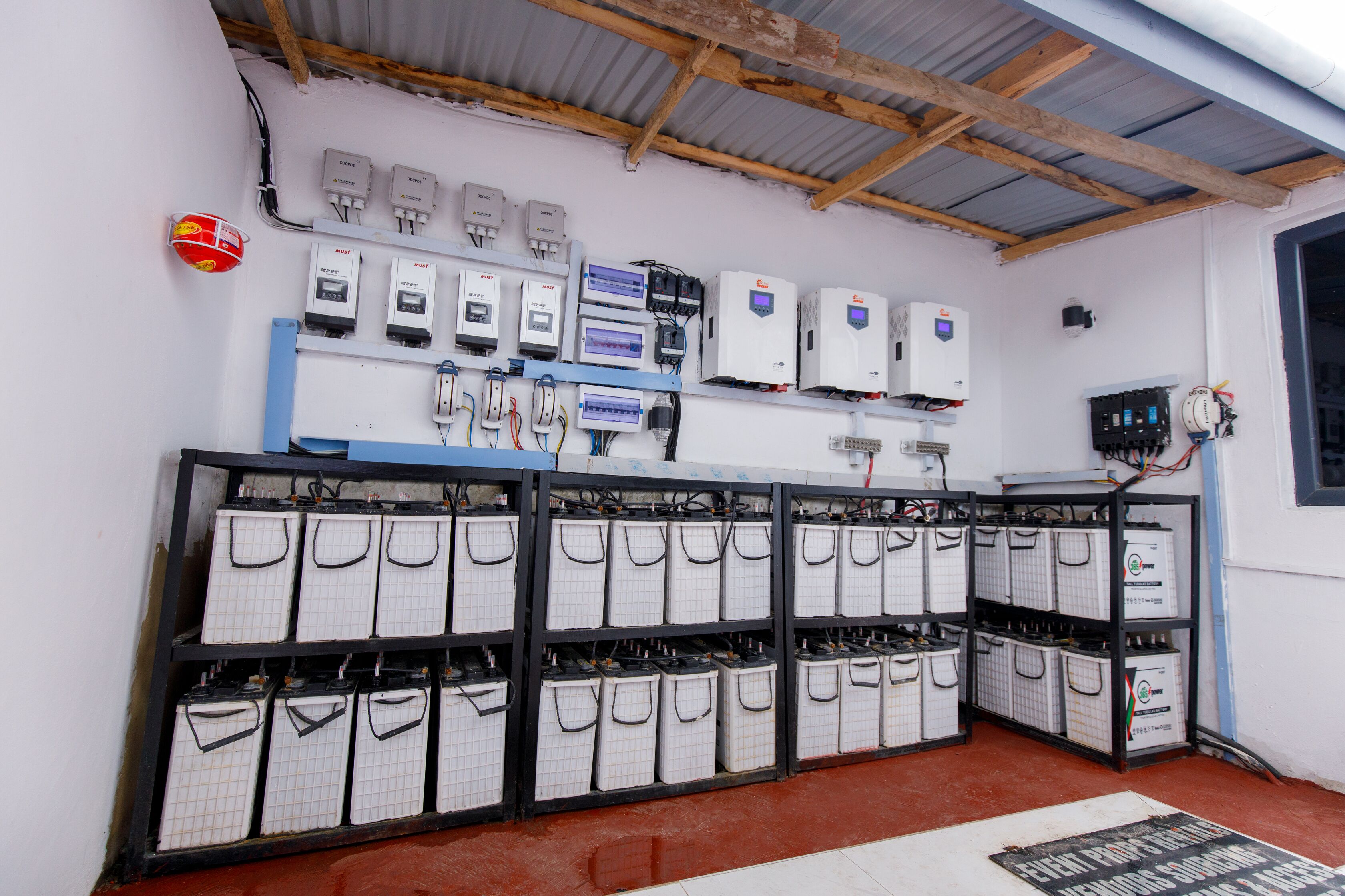 Un cuarto de servicios con paneles eléctricos, cajas de control y armarios de almacenamiento.