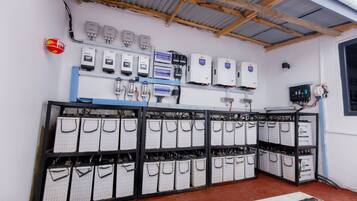 Locale tecnico con quadri elettrici, scatole di controllo e armadietti.