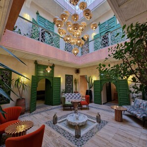 A spacious atrium with a high ceiling, green archways, a central fountain, and multiple seating areas. - RIAD CONTESSA, 6 magnificent suites in the best Medina neighborhood, Dar Bacha   (Marrakech)