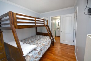 2 bedrooms, WiFi, bed sheets - Cozy two bedroom condo, located right off the boardwalk for perfect family vacations! (Ocean City)