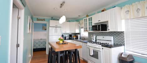 Frigorífic, microones, placa de cuina i rentaplats