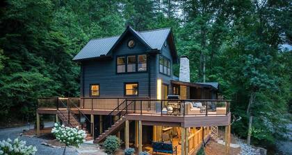 Off the Hook - Riverfront, hot tub, fire pit, pets