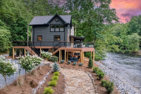 Off the Hook - steps from Toccoa River