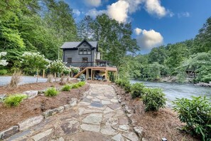 Property grounds - Off the Hook - Riverfront, hot tub, fire pit, pets (Blue Ridge)