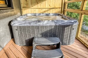 Outdoor spa tub - Off the Hook - Riverfront, hot tub, fire pit, pets (Blue Ridge)