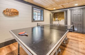 Game room - Off the Hook - Riverfront, hot tub, fire pit, pets (Blue Ridge)