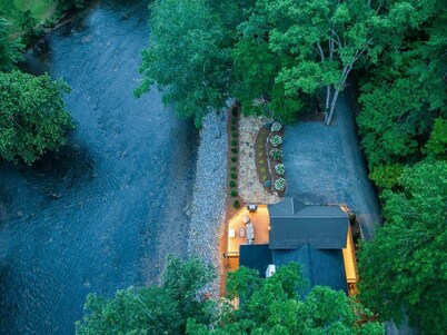 Off the Hook - Riverfront, hot tub, fire pit, pets