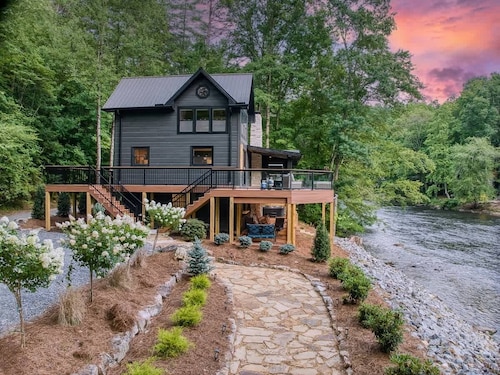 Off the Hook - Riverfront, hot tub, fire pit, pets
