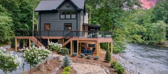 Off the Hook - Riverfront, hot tub, fire pit, pets