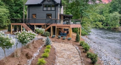 Off the Hook - Riverfront, hot tub, fire pit, pets