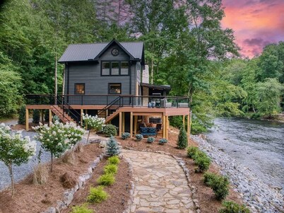 Off the Hook - Riverfront, hot tub, fire pit, pets