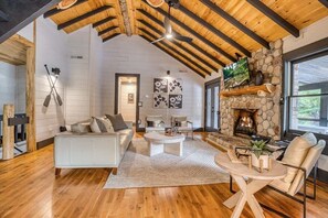 TV, fireplace, books, offices - Off the Hook - Riverfront, hot tub, fire pit, pets (Blue Ridge)