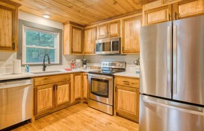 Fridge, microwave, oven, stovetop - Off the Hook - Riverfront, hot tub, fire pit, pets (Blue Ridge)