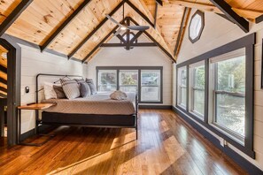 4 bedrooms, iron/ironing board, travel cot, WiFi - Off the Hook - Riverfront, hot tub, fire pit, pets (Blue Ridge)