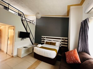 Standard-Dreibettzimmer | Individuell dekoriert, individuell eingerichtet, Schreibtisch