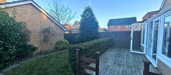 Bracknell - Stylish - Three Bedroom (Three Bathroom) House