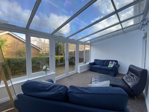 Bracknell - Stylish - Three Bedroom (Three Bathroom) House