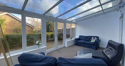 Bracknell - Stylish - Three Bedroom (Three Bathroom) House