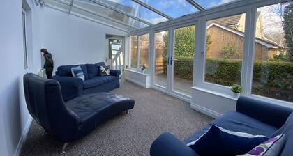 Bracknell - Stylish - Three Bedroom (Three Bathroom) House