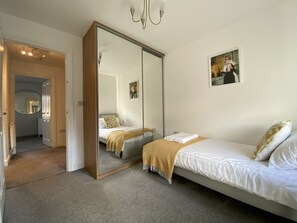3 Schlafzimmer, Bügeleisen/Bügelbrett