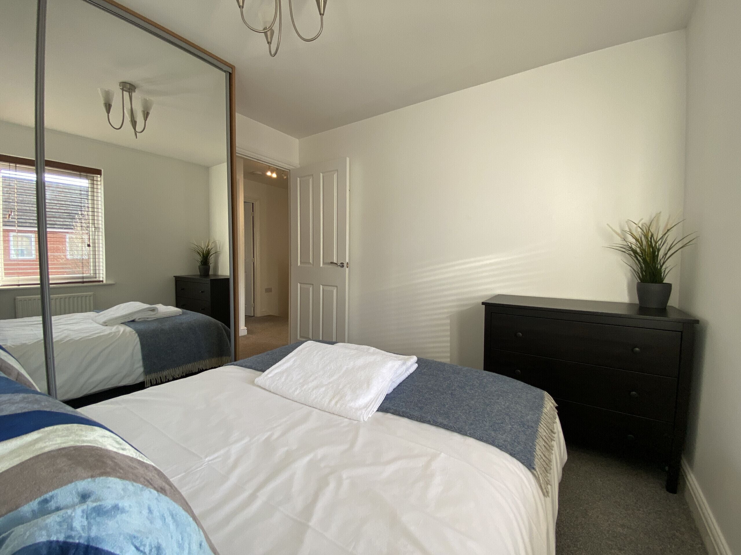 3 chambres, fer et planche à repasser