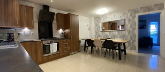 Bracknell - Stylish - Three Bedroom (Three Bathroom) House