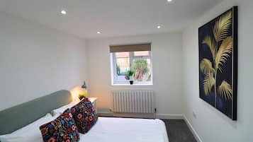 2 bedrooms, iron/ironing board, WiFi