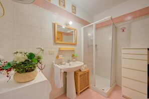 家庭开间 (Studio Grange Nest Ski & Relax) | 浴室 | 淋浴设施、吹风机、坐浴桶、毛巾
